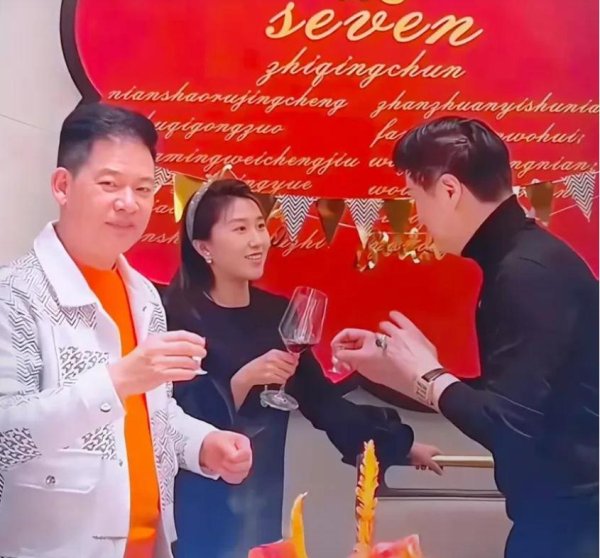 散户炒股 范丞丞爸爸75岁生日照曝出！穿得像韩国欧巴似的，看着最多40岁